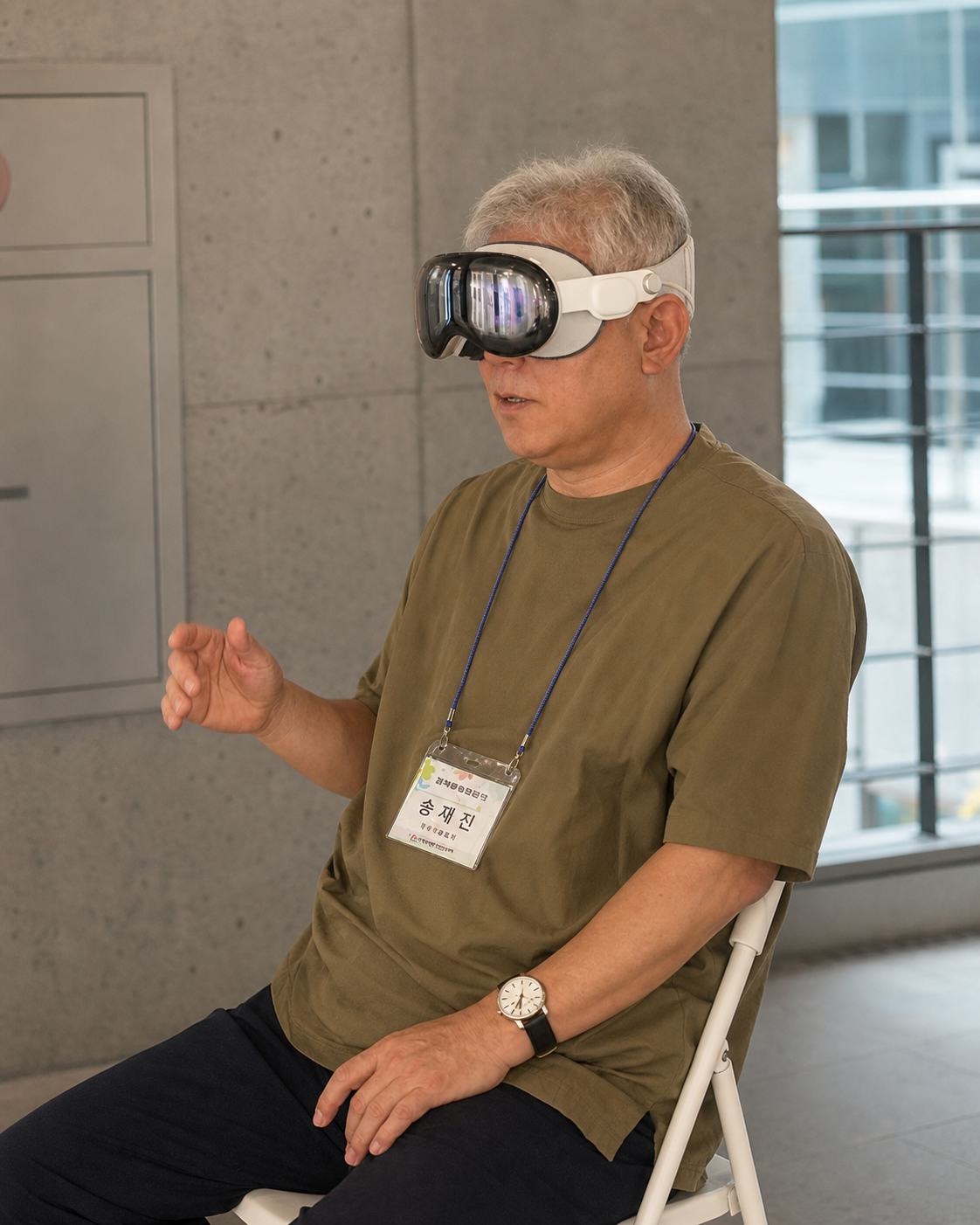 갤러리경북에서 Apple Vision Pro를 착용한 관람자